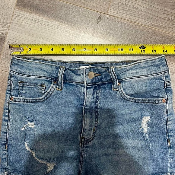 H&M Distressed High-Rise Jean Shorts size 6 - Picture 3 of 8